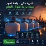 فني يقوم بتركيب مروحة تبريد فوق خزان مياه علوي في الكويت لتقليل حرارة المياه خلال الصيف